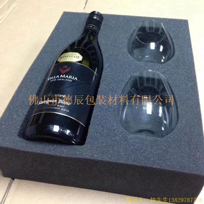 海綿內(nèi)托對(duì)各行各業(yè)產(chǎn)品起到絕緣、密封、防震、防塵、填充、隔音、固定，能夠保護(hù)包裝產(chǎn)品在運(yùn)輸過程中安然無恙，起到保護(hù)產(chǎn)品的一個(gè)作用，同時(shí)可以美化產(chǎn)品，提升產(chǎn)品檔次。