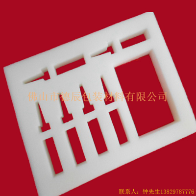 海綿內(nèi)托對(duì)各行各業(yè)產(chǎn)品起到絕緣、密封、防震、防塵、填充、隔音、固定，能夠保護(hù)包裝產(chǎn)品在運(yùn)輸過程中安然無恙，起到保護(hù)產(chǎn)品的一個(gè)作用，同時(shí)可以美化產(chǎn)品，提升產(chǎn)品檔次。
