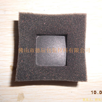 利用加熱鋁制模具對(duì)海綿進(jìn)行塑形。